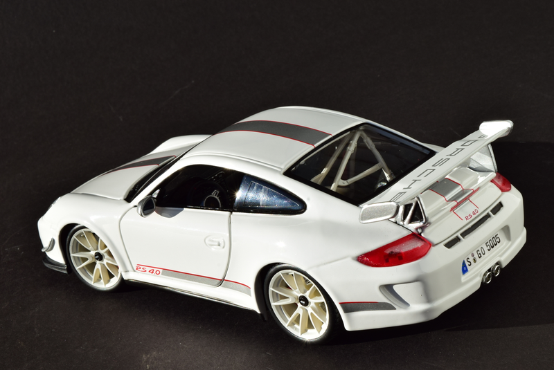 Illustration for article titled RennSport Battle: 997 911 GT3 RS 4.0, AUTOart v. Bburago